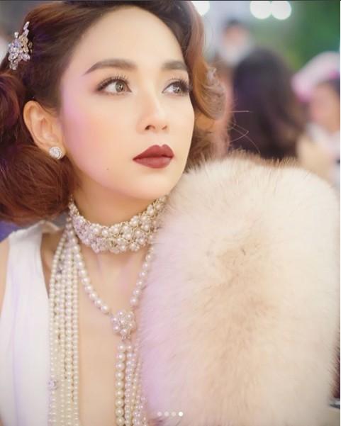เป้ย ปานวาด จัดเต็ม สวยเซ็กซี่ธีมแกสบี้ จุดโฟกัสอยู่ที่แหวกอกลึก