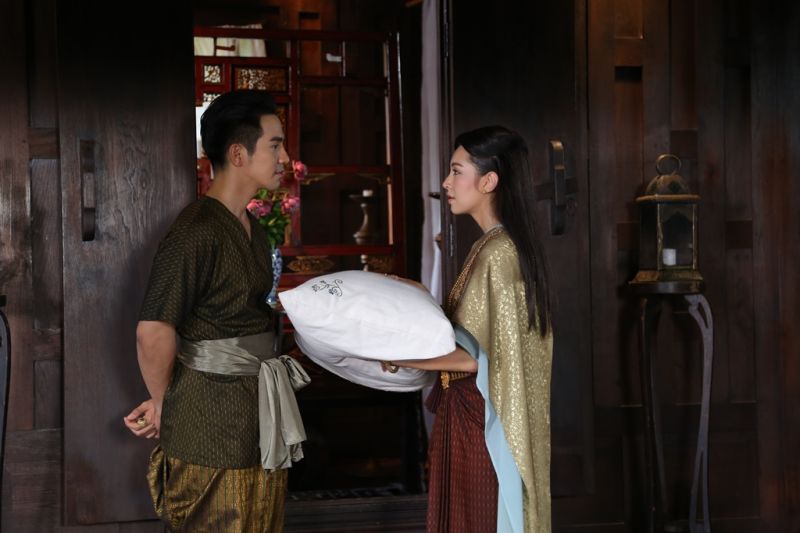 'คุณพี่เดช' จูบสั่งลา จำต้องจากบ้านนานแรมปี