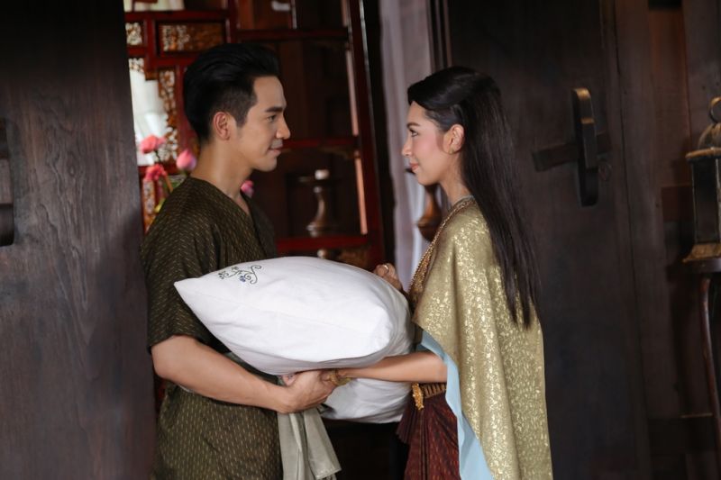 'คุณพี่เดช' จูบสั่งลา จำต้องจากบ้านนานแรมปี