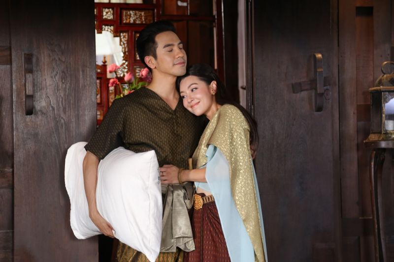 'คุณพี่เดช' จูบสั่งลา จำต้องจากบ้านนานแรมปี