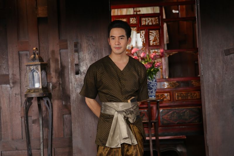 'คุณพี่เดช' จูบสั่งลา จำต้องจากบ้านนานแรมปี