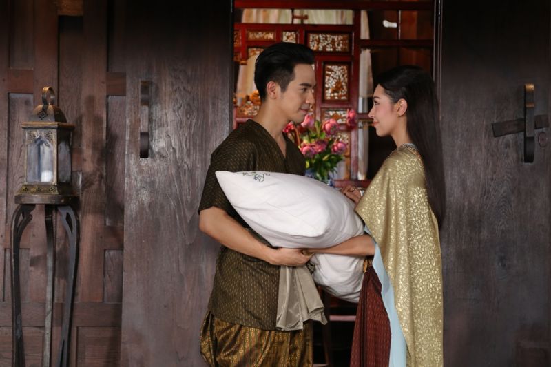 'คุณพี่เดช' จูบสั่งลา จำต้องจากบ้านนานแรมปี