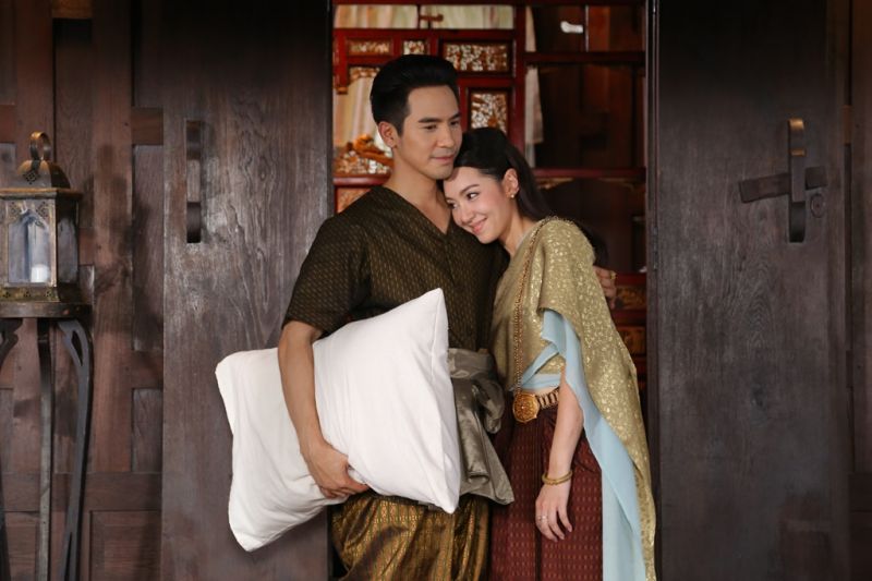 'คุณพี่เดช' จูบสั่งลา จำต้องจากบ้านนานแรมปี