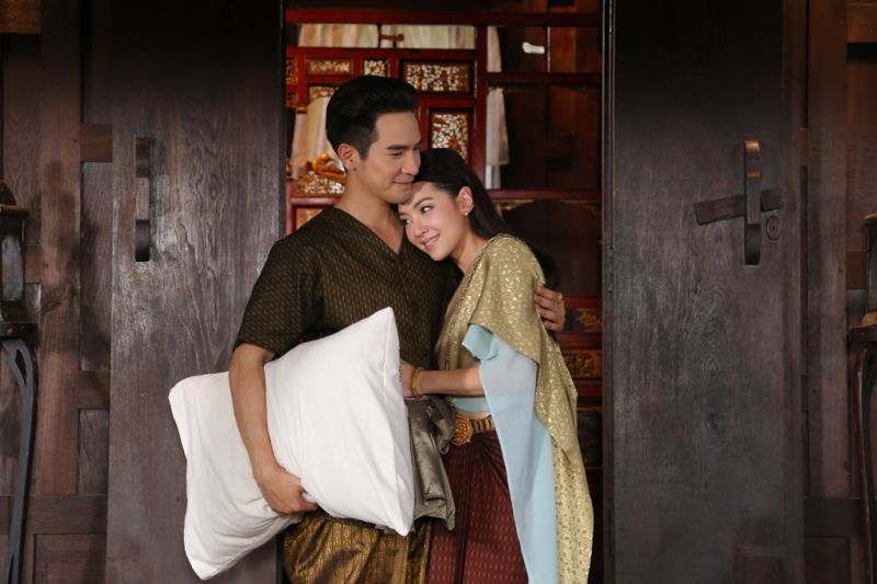 'คุณพี่เดช' จูบสั่งลา จำต้องจากบ้านนานแรมปี