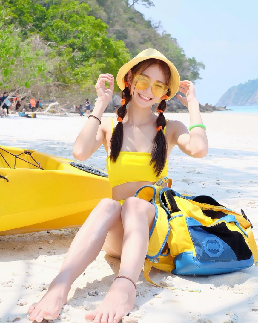 "เบอร์รี่หญิง" กับนานาชุดว่ายน้ำตัวจิ๋ว