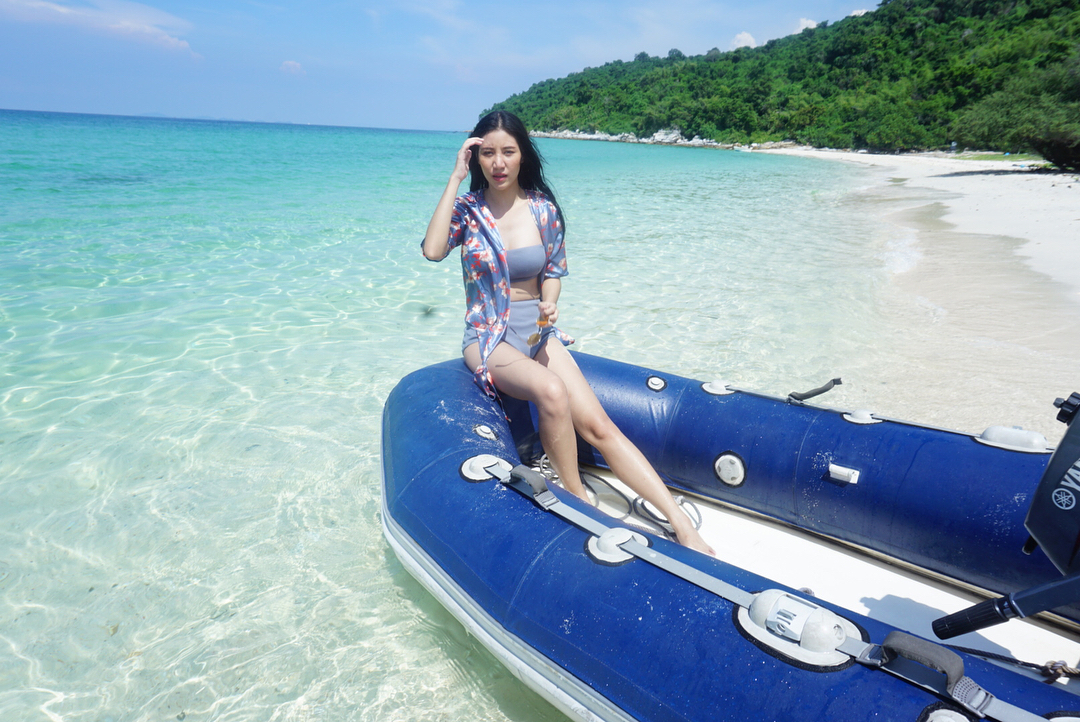 “ต้องตา” น้องสาว “โตโน่” กับนานาชุดว่ายน้ำรับซัมเมอร์