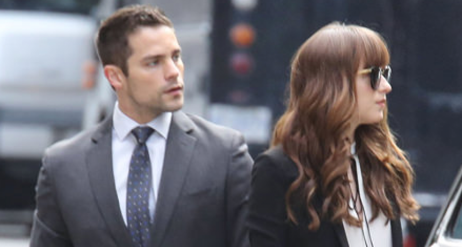 สาวๆแอบเทใจให้ Luke Sawyer ใน Fifty Shades Darker