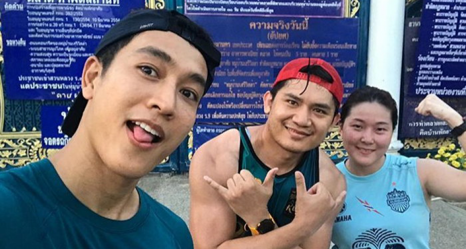 กอล์ฟ อนุวัฒน์ ดาราช่อง 7 โผล่เซลฟีหน้าบ้านป้าทุบรถ ชาวเน็ตติงไม่เหมาะ