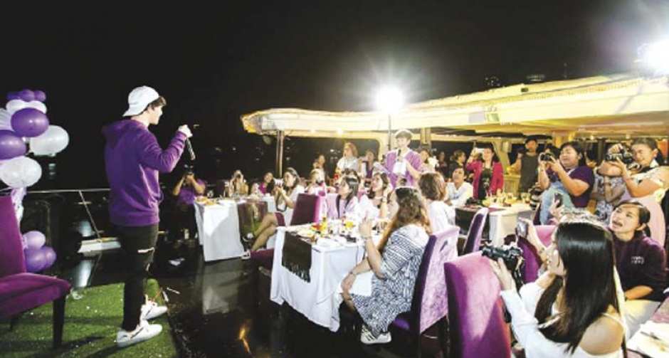 "บาส-สุรเดช" พาแฟนร้องเต้น เล่นบนเรือ