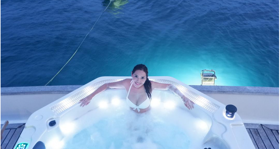 "บอลลูน พินทุ์สุดา" ใส่บิกินี่สีขาว ลงอ่างจากุซซี่