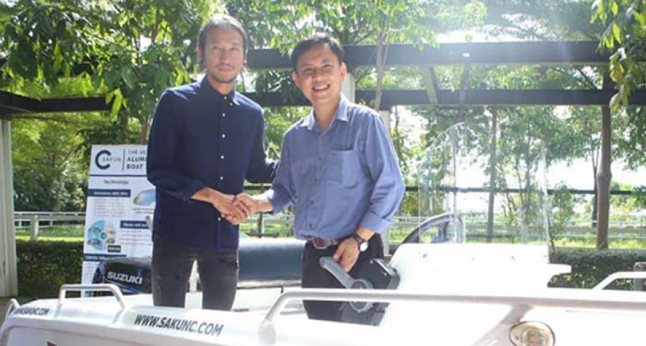 "ตูน บอดี้สแลม" รับมอบเรือกู้ชีพและส่งต่อให้โรงพยาบาลหลังสวน