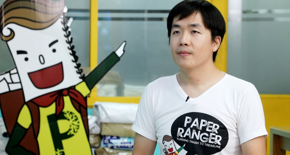 “พี พูลยศ” คนดีเปลี่ยนโลก-ช่อง MONO29 แปลงกระดาษเหลือใช้เป็นสมุดทำมือ-ช่วยน้อง