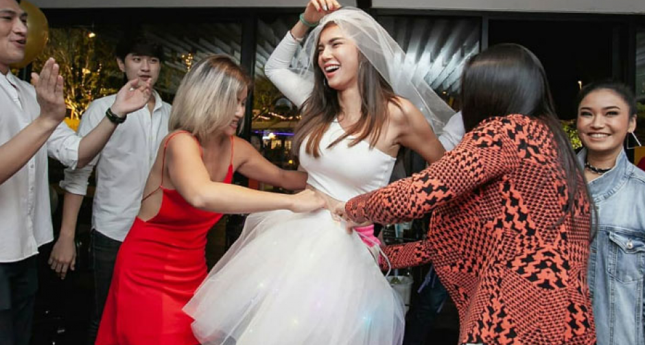 ปาร์ตี้สละโสด "อุ้ม ลักขณา" เพื่อนจัดเซอร์ไพรส์ให้หนักมาก