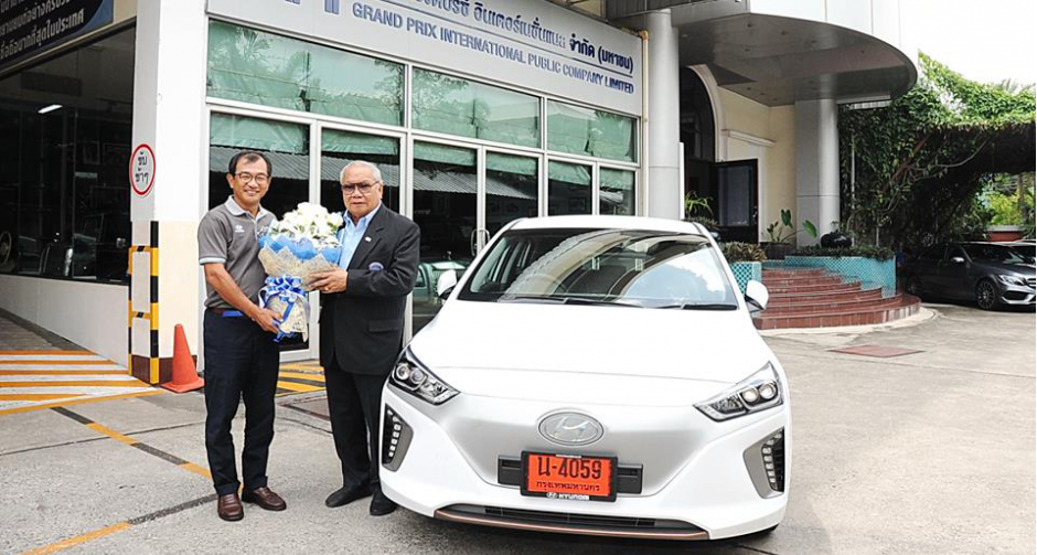 ดร.ปราจิน เอี่ยมลำเนา รับมอบรถยนต์ไฟฟ้า Hyundai IONIQ เป็นรายแรก