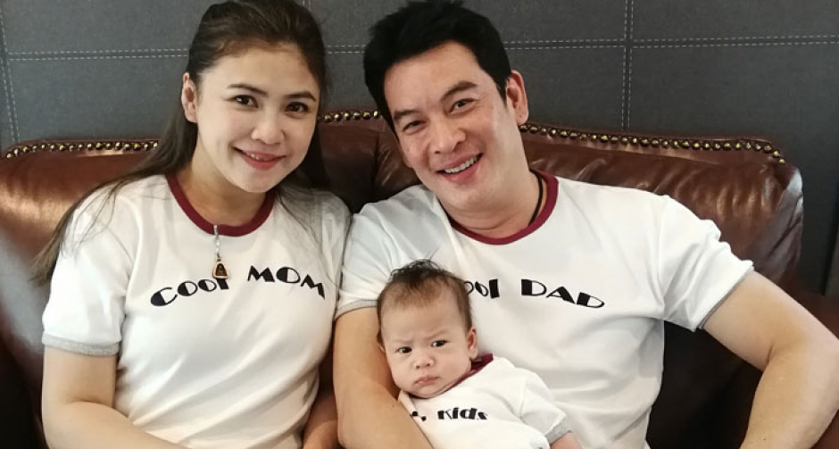 ครอบครัว "แย้มนาม" สดใสใส่เสื้อทีม น่ารักสุดๆ