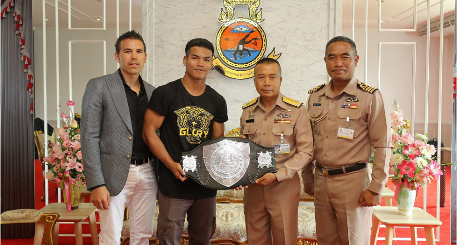 เพชรพนมรุ้ง เกียรติหมู่เก้า มอบเข็มขัดแชมป์ให้  ทีมกู้ภัยกองทัพเรือ