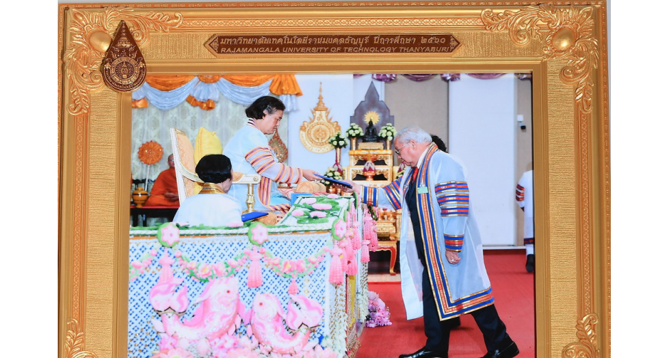 ดร.ปราจิน เอี่ยมลำเนา เข้ารับพระราชทานปริญญาศิลปดุษฏีบัณฑิตกิตติมศักดิ์