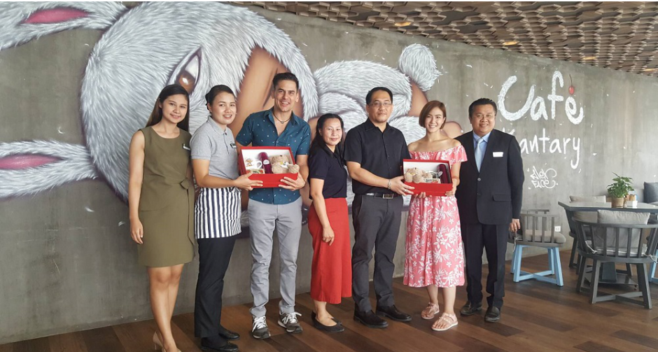 คาเฟ่ แคนทารี ปราจีนบุรี ต้อนรับสองพิธีกรชื่อดัง