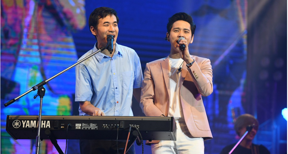“โต๋-แสตมป์” ร้องเพลงร่วมกันในรอบ 10 ปี บนเวที “จีเอสบี ว๊าว คอนเสิร์ต” ตอนทูโทน