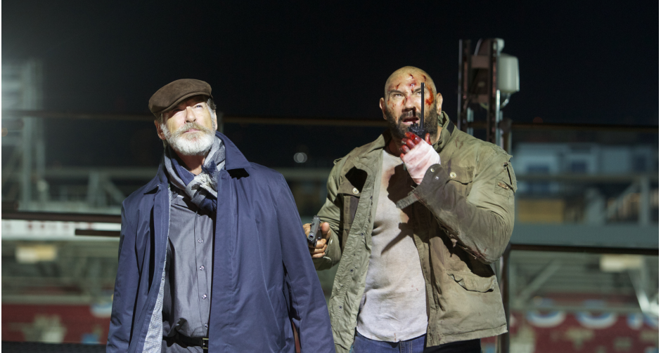 เดฟ บาติสต้า – เพียร์ซ บรอสแนนท์ สองแอคชั่นสตาร์เปิดฉากไล่ล่าเดือดกลางสนามเหย้ารังเก่าเวสต์แฮม ใน “FINAL SCORE"