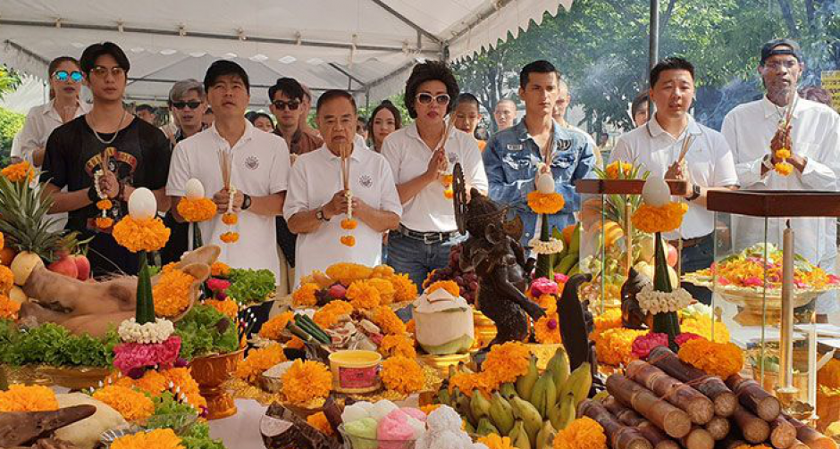 "ไฟว์สตาร์" บวงสรวงภาพยนตร์ "พี่นาค"