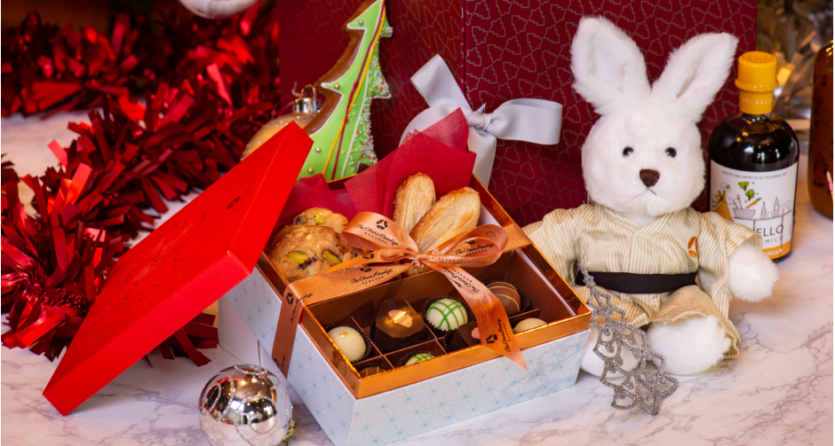 กล่องของขวัญสำหรับเทศกาลแห่งความสุข จากร้านขนมลา พาทิสเซอร์รี