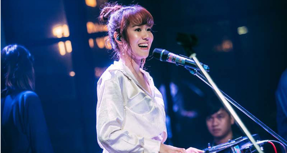 "เอิ๊ต ภัทรวี" โชว์เสน่ห์ ร้องเล่นคอนเสิร์ตสุดเอ็กซ์คลูซีฟ