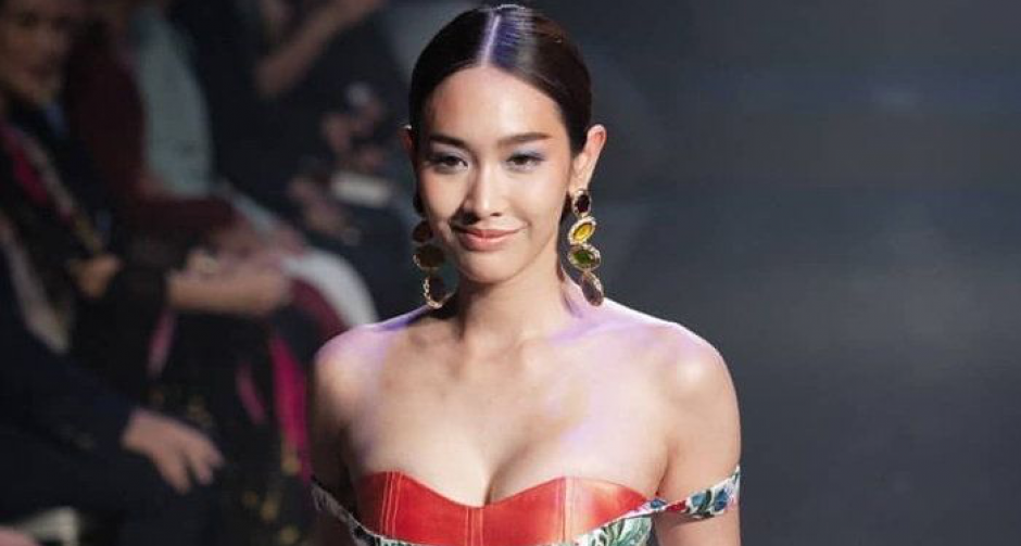 "มิน พีชญา" อวดลุคเซ็กซี่ โชว์อกอึ๋มแย่งซีนทั้งงาน