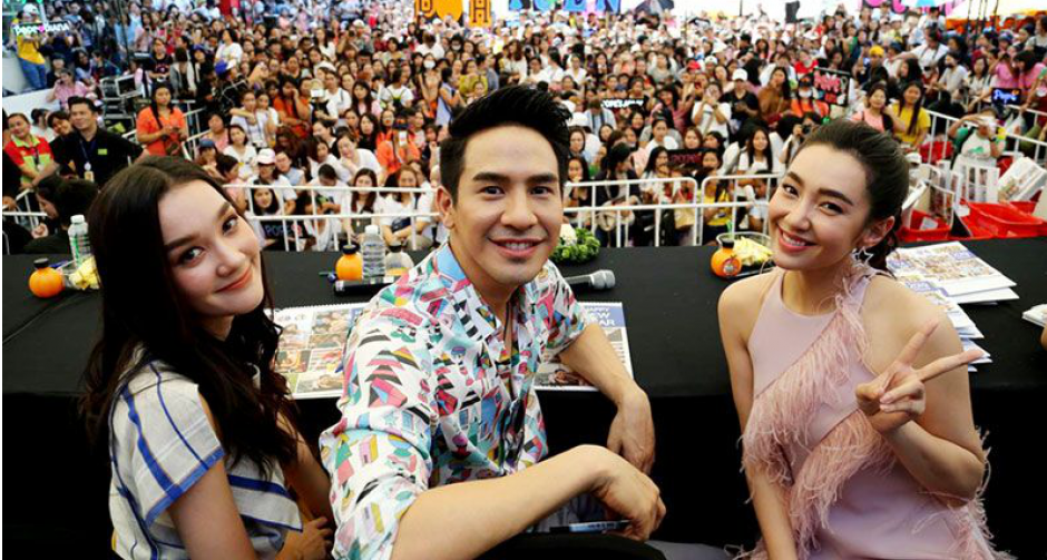 ทัพดาราช่อง 3 ปล่อยมุขกระจาย ส่งมอบลายเซ็นลงปฏิทินปีใหม่