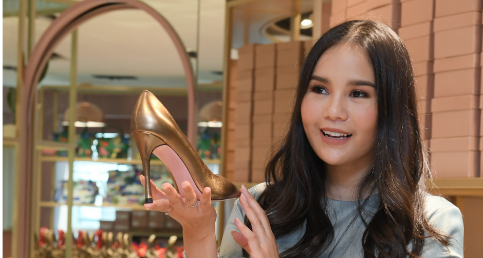 เผยโฉมแบรนด์รองเท้าสัญชาติไทยผู้อยู่เบื้องหลังความงามระดับจักรวาล