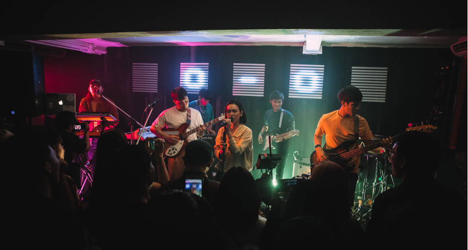 ฟินกันทั่วหน้า กับ “TELEx TELEXs คอนเสิร์ตโบกไก่” โชว์เดี่ยวครั้งแรก  บัตรขายหมดเกลี้ยง แฟนๆ ให้การต้อนรับอบอุ่น บวกเซอร