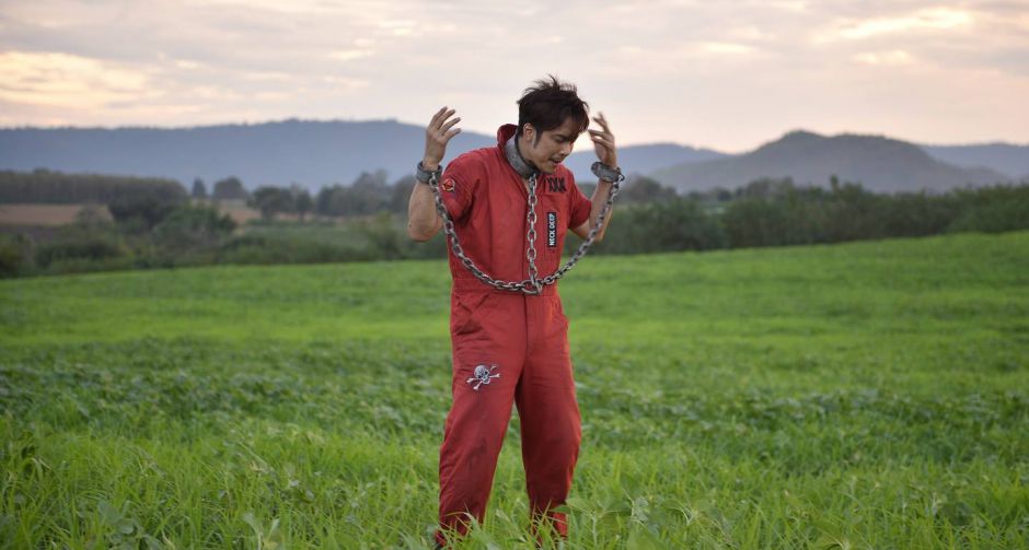 “หนึ่ง-อภิวัฒน์” ถูกล่ามโซ่ในบทนักโทษ  เจอฉากโหด! วิ่งหนีม้าขึ้นเขา ในเอ็มวี “Bad Girl”