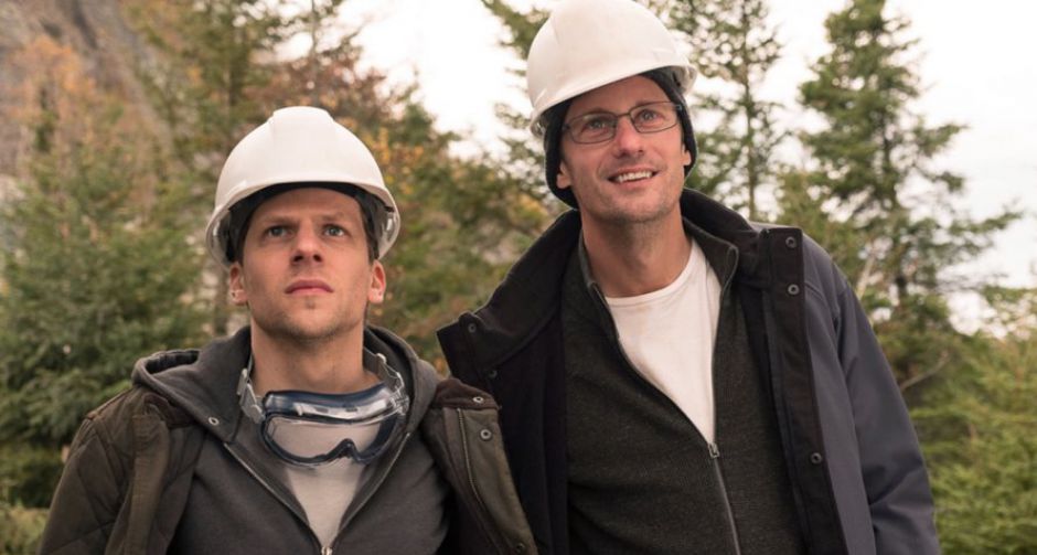 เผยตัวอย่างแรก เจสซี่ ไอเซนเบิร์ก และ อเล็กซานเดอร์ สการ์สการ์ด ปะทะ ซัลม่า ฮาเย็ค ใน The Hummingbird Project