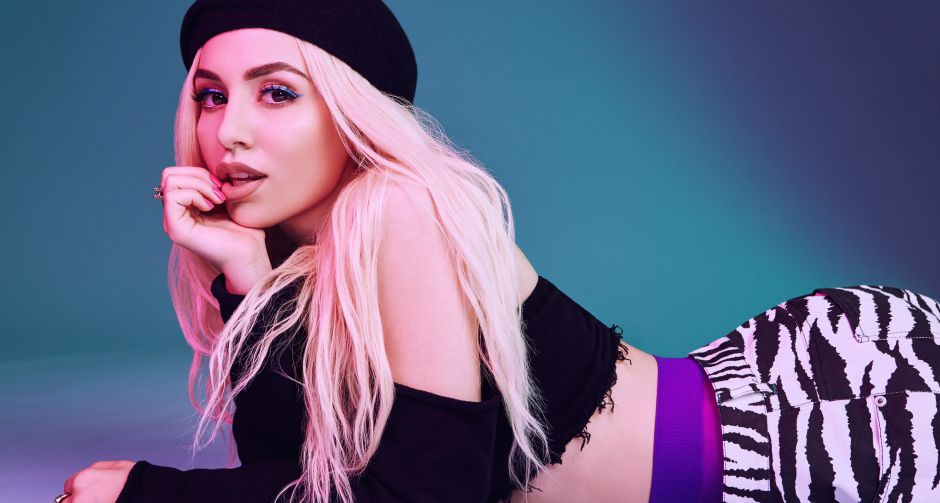 เปิดตัวสาวร้อนคนใหม่ของวงการ Ava Max  เจ้าของซิงเกิลอันดับ 1 “Sweet But Psycho”  ที่ยึดอันดับ 1 บนชาร์ตเพลงฮิตของเกาะอังกฤษถึงหนึ่งเดือนเต็ม