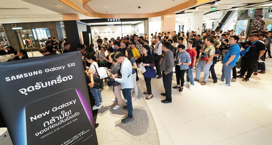 กระแสตอบรับดีเยี่ยม! กาแลคซี่แฟนแห่รับเครื่อง ‘กาแลคซี่ เอส 10’  คิวยาวเหยียด