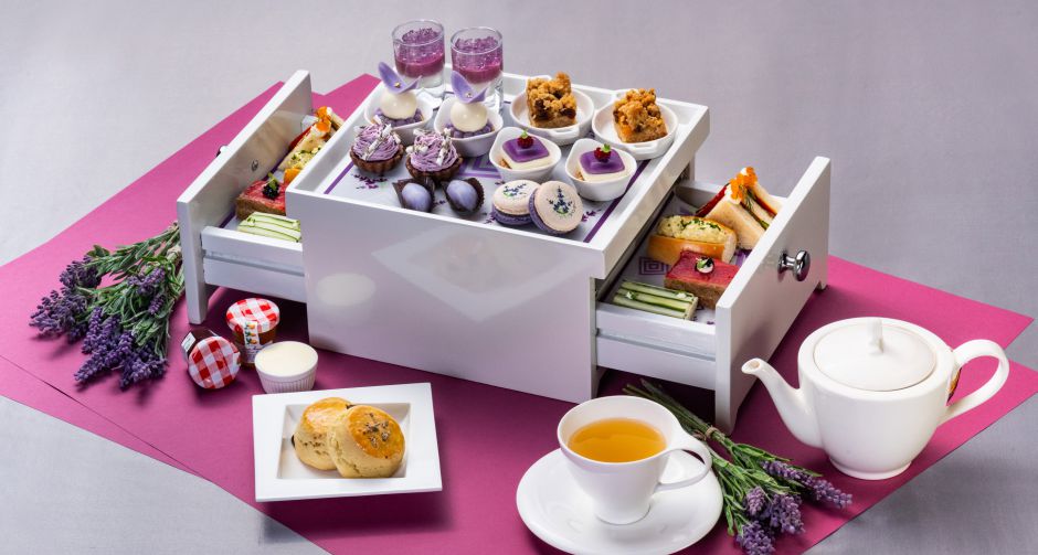 ชุดน้ำชายามบ่ายสีม่วงธีมลาเวนเดอร์สีสันในฤดูร้อนของประเทศญี่ปุ่นที่ อัพ แอนด์ อะบัฟ บาร์