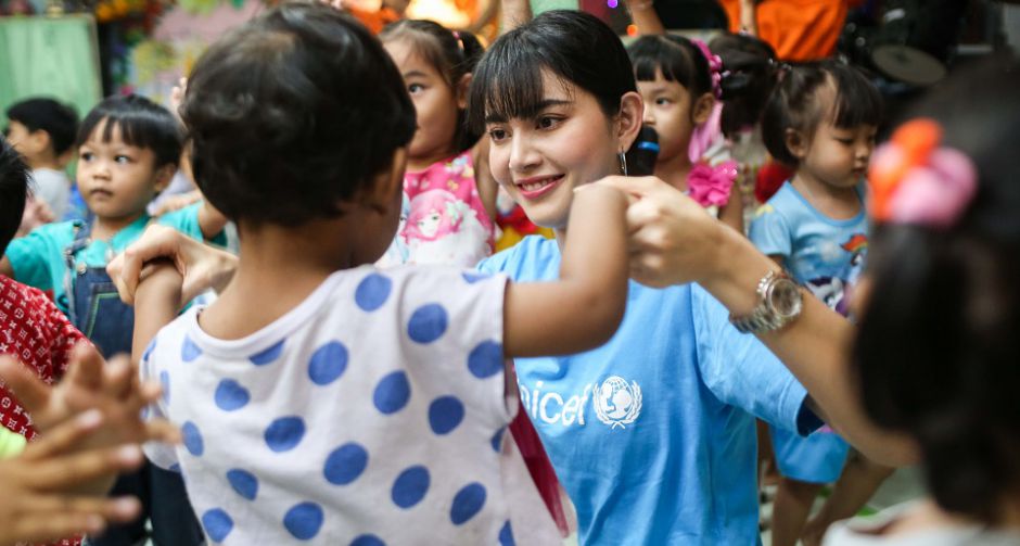 แฮปปี้ เบิร์ธเดย์ ใหม่-ดาวิกา  ชวนแฟนคลับทำกิจกรรมในศูนย์พัฒนาเด็กเล็ก