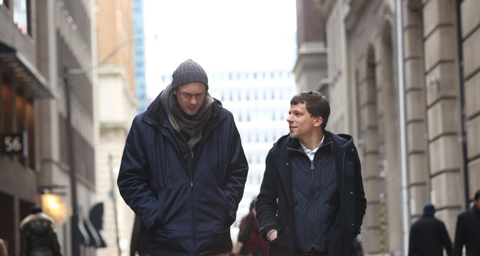 เจสซี่ ไอเซนเบิร์ก แทคทีม อเล็กซานเดอร์ สการ์สการ์ด เขย่าตลาดหุ้นใน The Hummingbird Project โปรเจกต์สายรวย