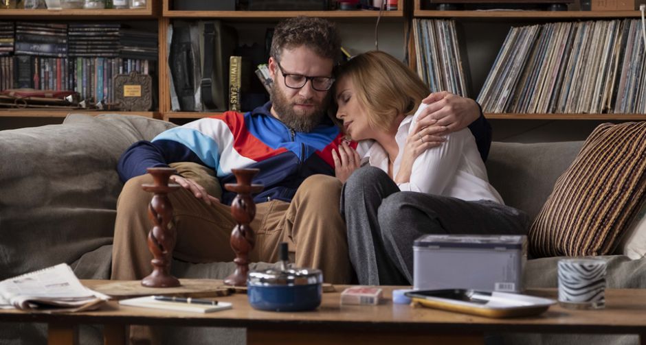 จำชื่อให้แม่น เซธ โรเกนผู้ชายเล่นของสูง เปิดฉากเลิฟ(ซีน) LONG SHOT จีบชาร์ลิซ เธอรอน ว่าที่ประธานาธิบดี