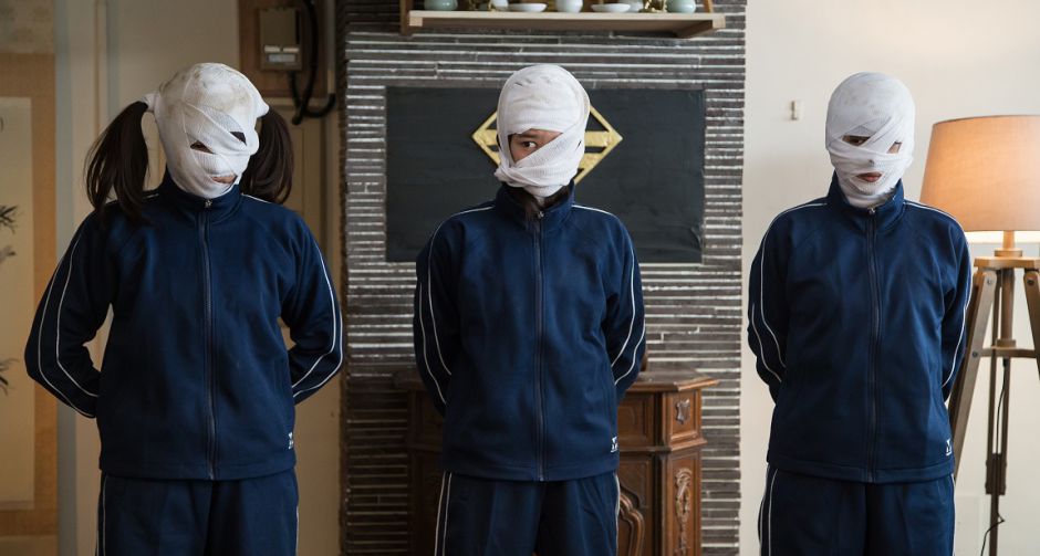 มีเพียงสองตัวเลือกจะยอมตายหรือยอมเป็นไอดอลกับตัวอย่างแรกของ Back Street Girls ไอดอลสุดซ่าป๊ะป๋าสั่งลุย