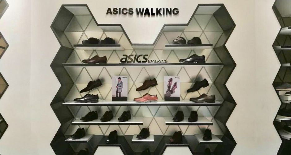 จากรองเท้าวิ่งสู่รองเท้าหนัง เอสิคซ์ วอล์คกิ้ง ชูส์ เปิดสาขาใหม่เอ็มโพเรียม-สยามพารากอน