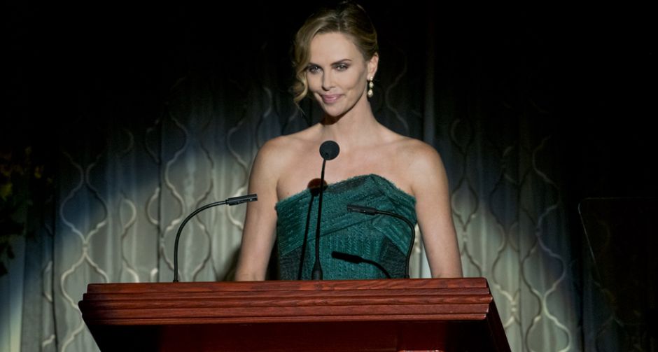 ชาร์ลิซ เธอรอน เจิดจรัสทุกลุค สมเป็นว่าที่ประธานาธิบดีสหรัฐใน LONG SHOT นายโคตรแน่ ขอจีบตัวแม่หน่อย