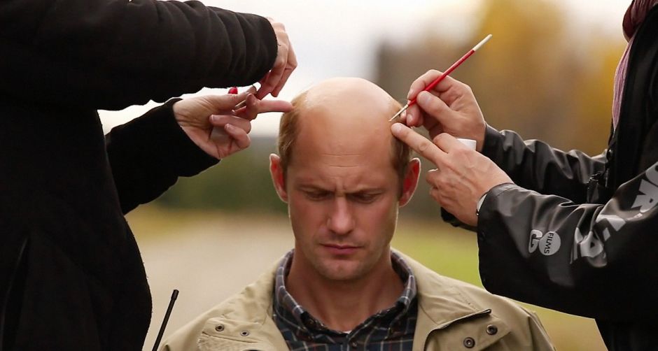 อเล็กซานเดอร์ สการ์สการ์ด ทุ่มสุดตัวโกนหัวรับบทโปรแกรมเมอร์สุดเนิร์ด THE HUMMINGBIRD PROJECT