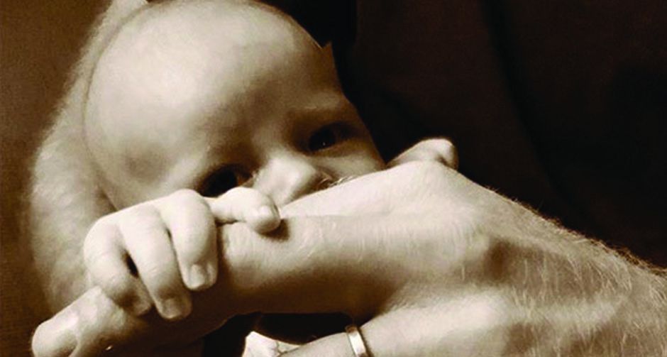 เจ้าชายแฮร์รี่ฉลองวันพ่อ โพสต์รูปอวดโฉมโอรสน้อย 'อาร์ชี' วัย 6 สัปดาห์