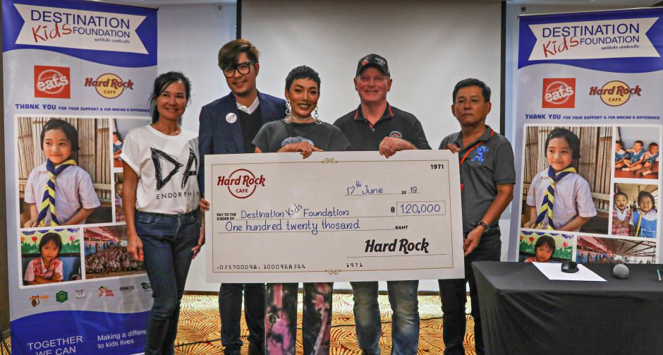 ฮาร์ดร็อค คาเฟ่ ภูเก็ต และ บริษัท เดชติชั่น อีทส์ จำกัด ร่วมกับ ดา เอ็นโดรฟิน มอบรายได้ให้แก่ มูลนิธิเด็ก เดชติเนชั่น