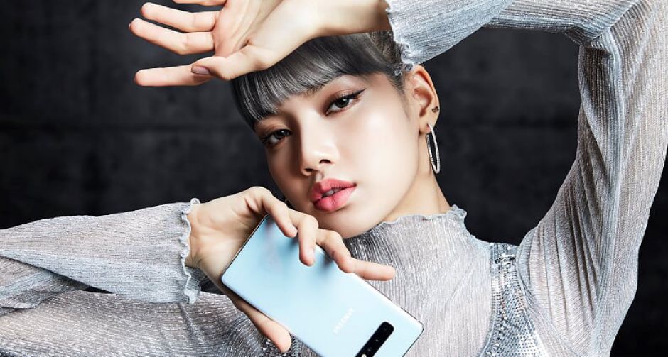 เปิดกระเป๋า ลิซ่า แบล็กพิงก์ เจ้าแม่แฟชั่นคนล่าสุด กับไอเทมที่ขาดไม่ได้