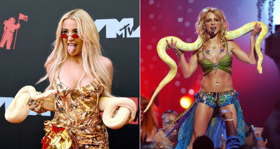 Tana Mongeau พางูมา! เลียนแบบลุคบนเวทีของ Britney Spears เมื่อ 18 ปีก่อน