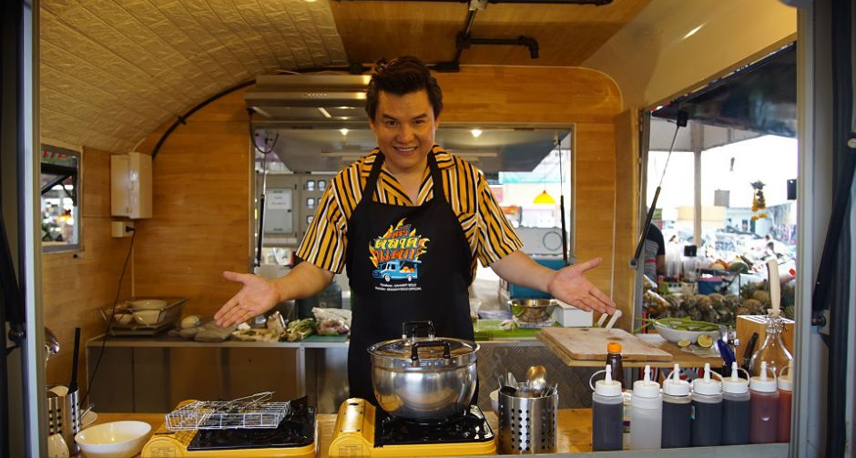 รุ่ง สุริยา-ดาว มยุรีย์ ปาดเหงื่อกับลาบหมูทอดและข้าวจี่ ในรายการ ครัวตลาดแตก