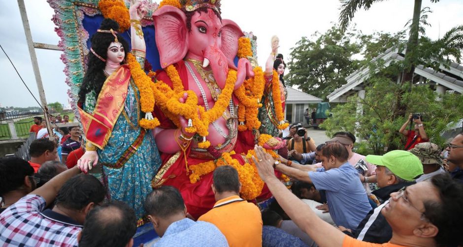 ผู้ศรัทธาพร้อมใจร่วมกราบสักการะและขอพรองค์พระพิฆเนศอันศักดิ์สิทธิ์  ใน งานเทศกาลคเณศจตุรถี ครั้งที่ 12 ประจำปี 2562 