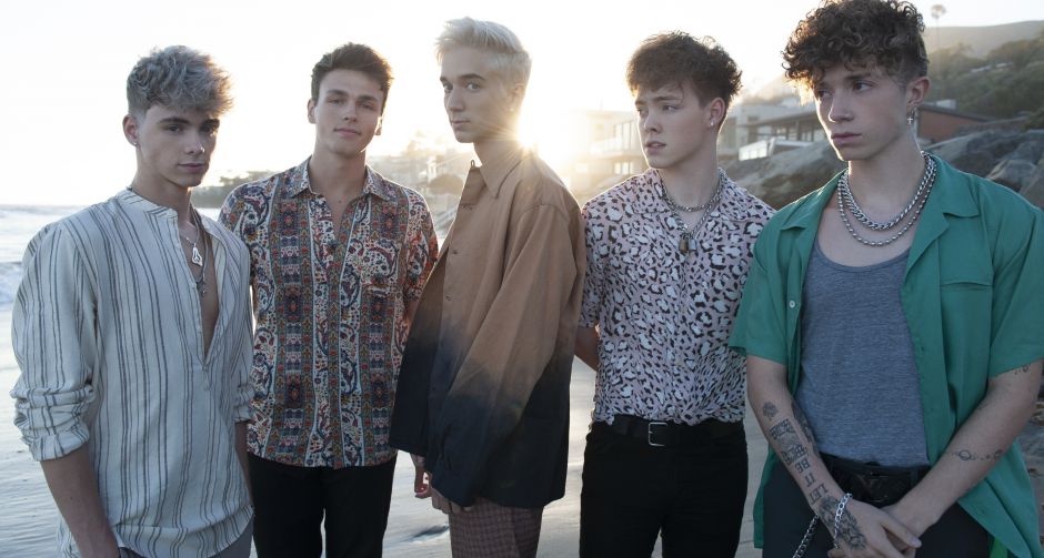 เป็นส่วนหนึ่งในการทัวร์เอเชียปลายปีนี้ Why Dont We ด้วยการร่วมออกแบบเสื้อทัวร์ ลุ้นเป็นผู้โชคดีที่พวกเขาเลือกไปทำเป็นการ